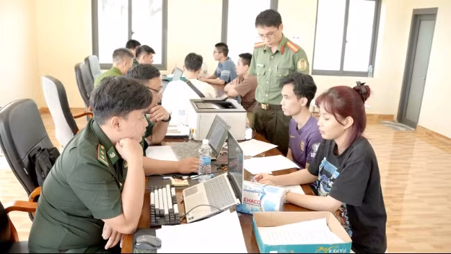 Tiếp nhận 65 công dân Việt Nam do Campuchia trao trả -1
