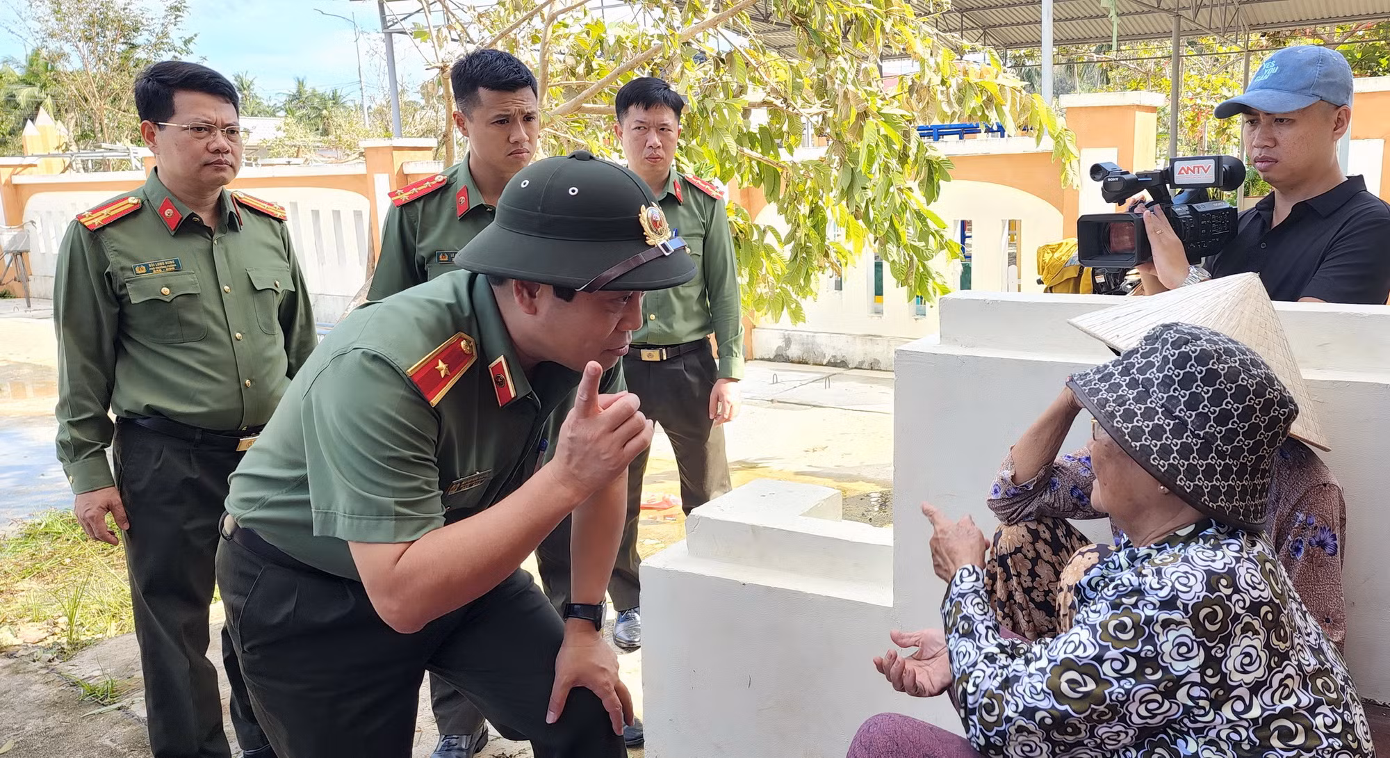 Ấm áp nghĩa tình 60 tấn hàng cứu trợ của Bộ Công an đến với người dân vùng bão lũ Đắk Lắk, Gia Lai -0
