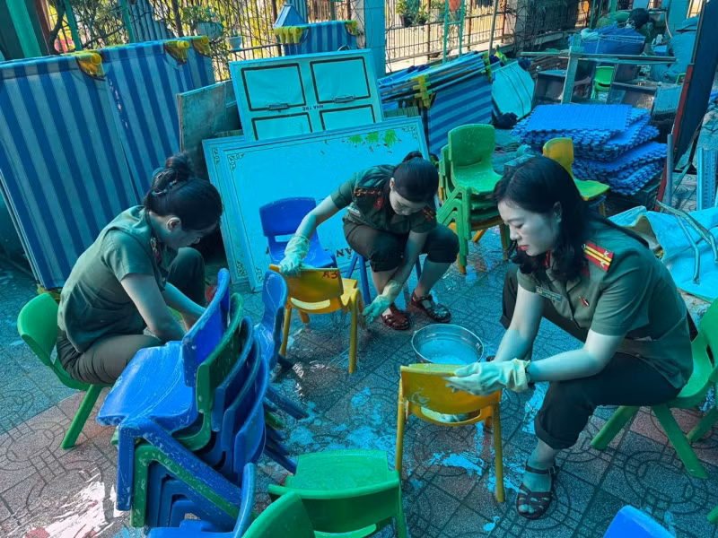 TP Huế lại ngập trong lũ, sạt lở nhiều điểm, lực lượng Công an bám địa bàn giúp dân -0