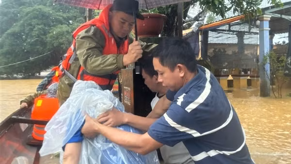 TP Huế lại ngập trong lũ, sạt lở nhiều điểm, lực lượng Công an bám địa bàn giúp dân