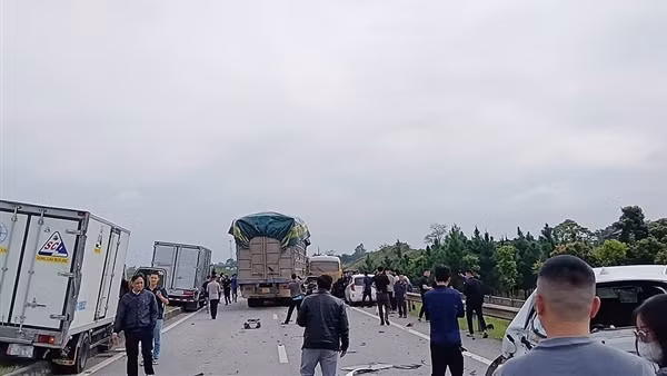 Tai nạn liên hoàn 6 ô tô trên cao tốc Hà Nội - Thái Nguyên