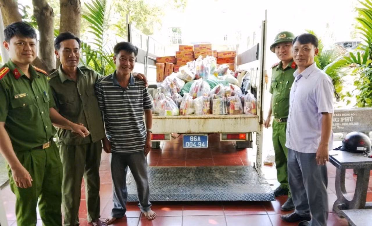 Ấm lòng người dân vùng mưa lũ -0