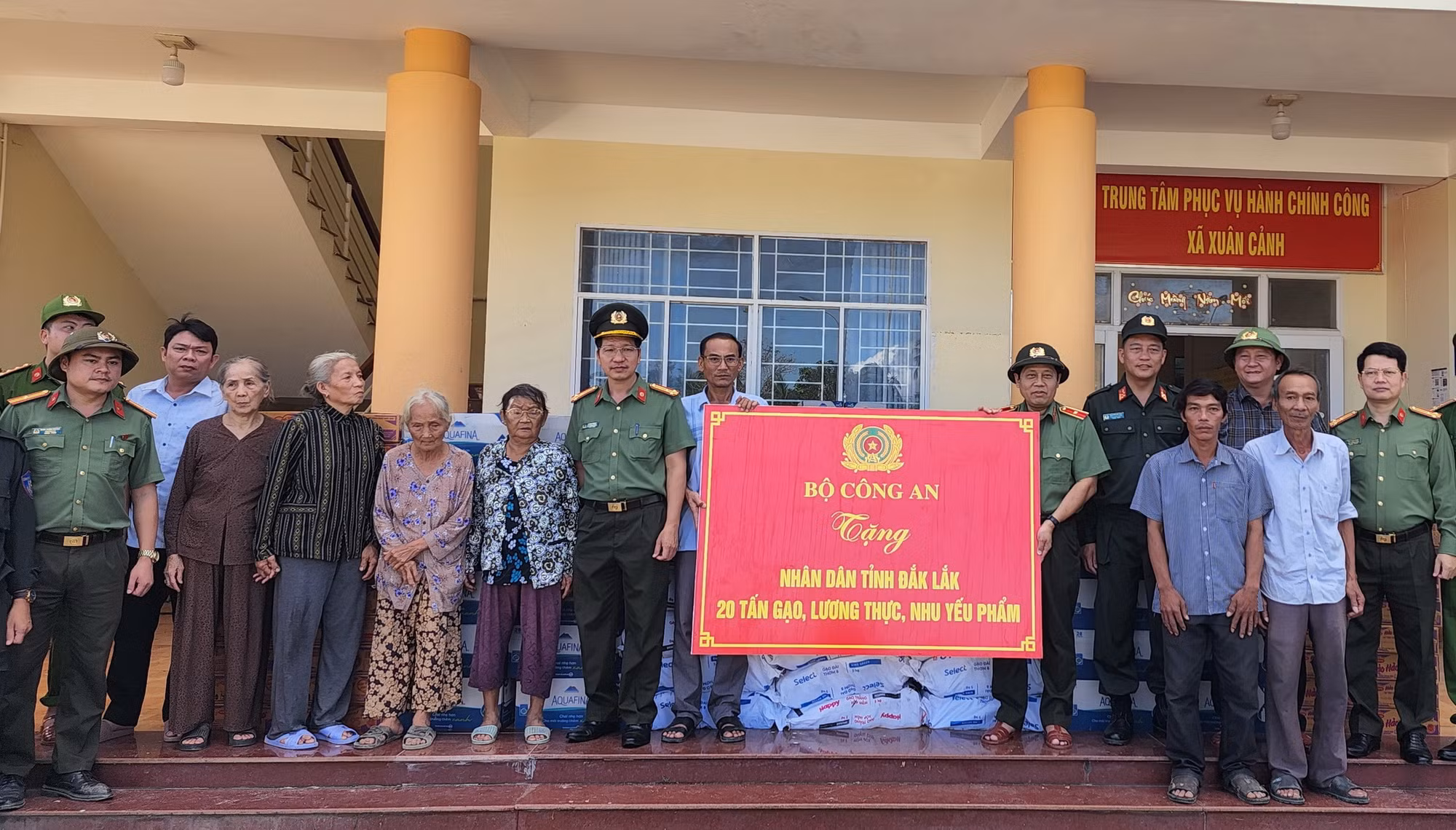 Ấm áp nghĩa tình 60 tấn hàng cứu trợ của Bộ Công an đến với người dân vùng bão lũ Đắk Lắk, Gia Lai -0