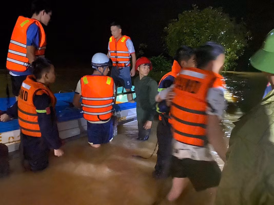 Công an Quảng Trị căng mình giữa mưa lũ, bảo vệ an toàn cho người dân -0