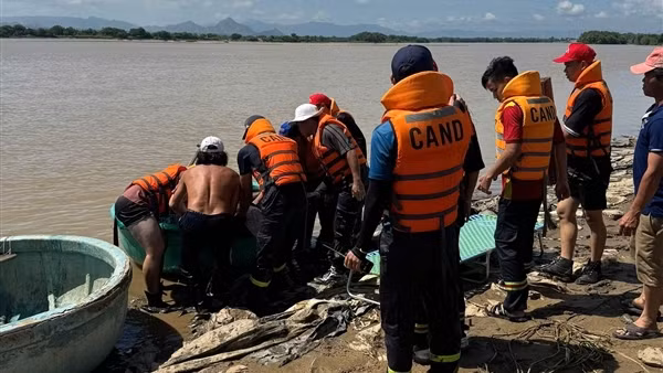 Tìm thấy thi thể nam thanh niên nhảy từ cầu An Đông xuống sông Dinh