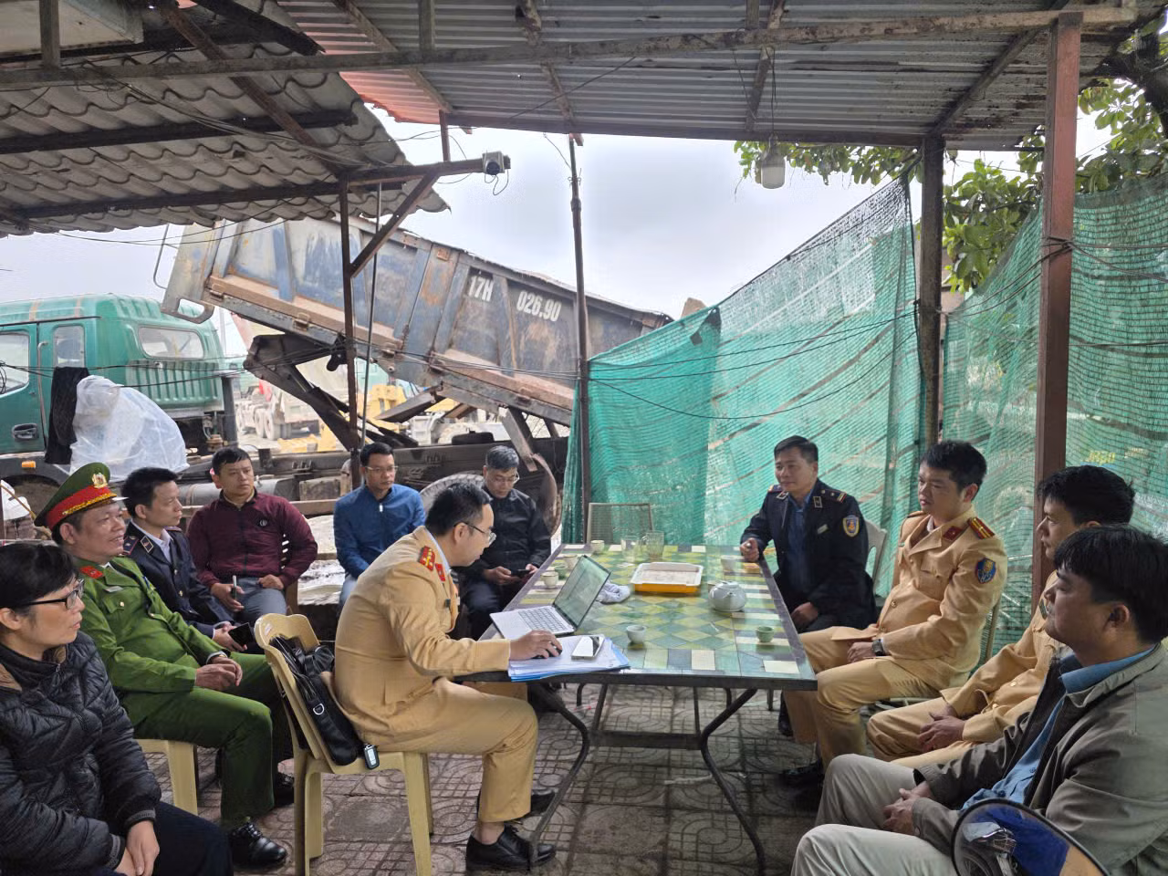 Liên ngành kiểm tra bến bãi tập kết vật liệu xây dựng, vi phạm về đăng ký, đăng kiểm trên đường thuỷ -1
