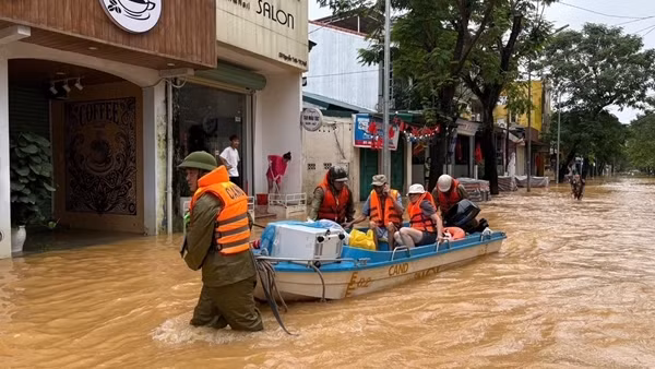 Công an Huế kịp thời hỗ trợ nhiều thai phụ, đảm bảo an toàn trong vùng ngập lũ