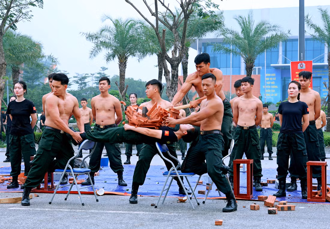 Mãn nhãn màn biểu diễn khí công, võ thuật của CSCĐ tinh nhuệ Công an Ninh Bình -7