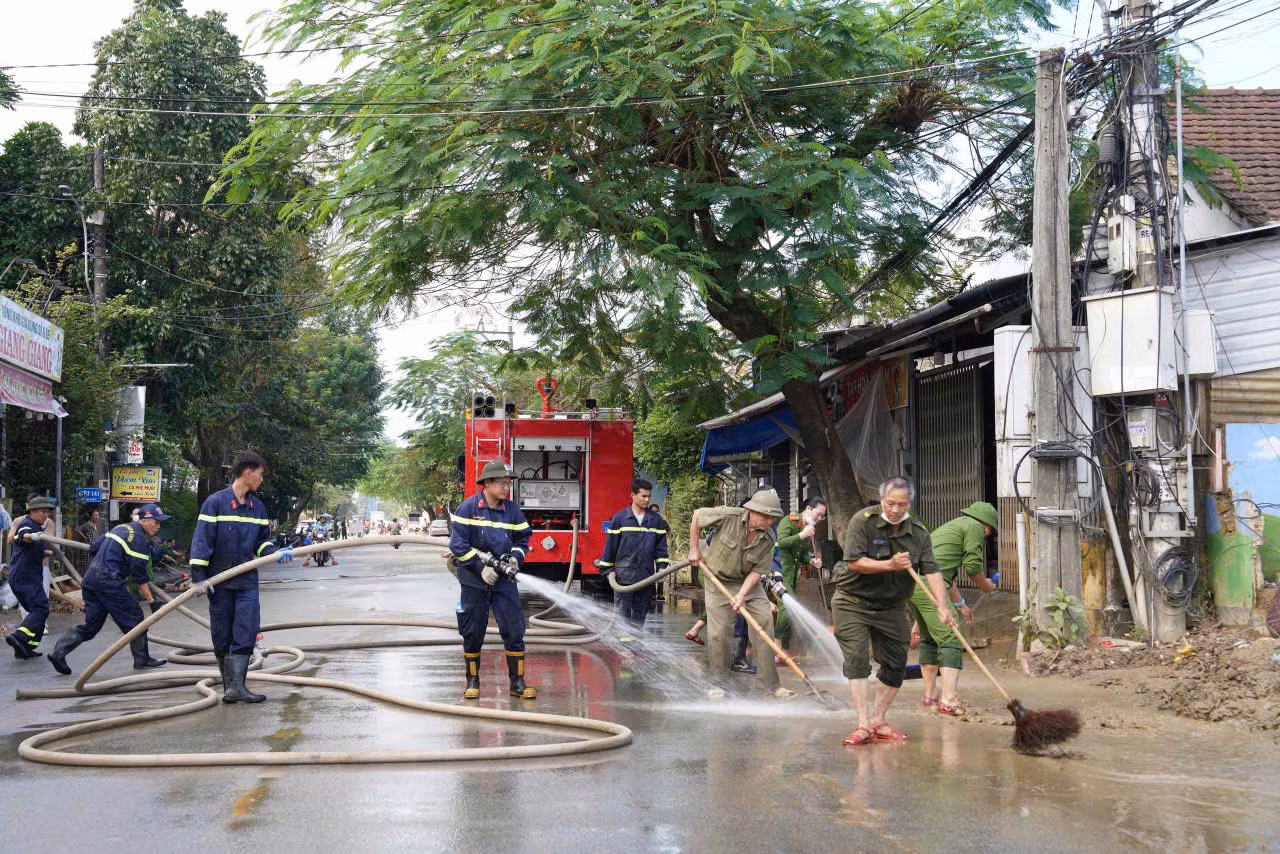 Hơn 5.000 người tham gia dọn dẹp vệ sinh sau mưa lũ lịch sử ở TP Huế -1