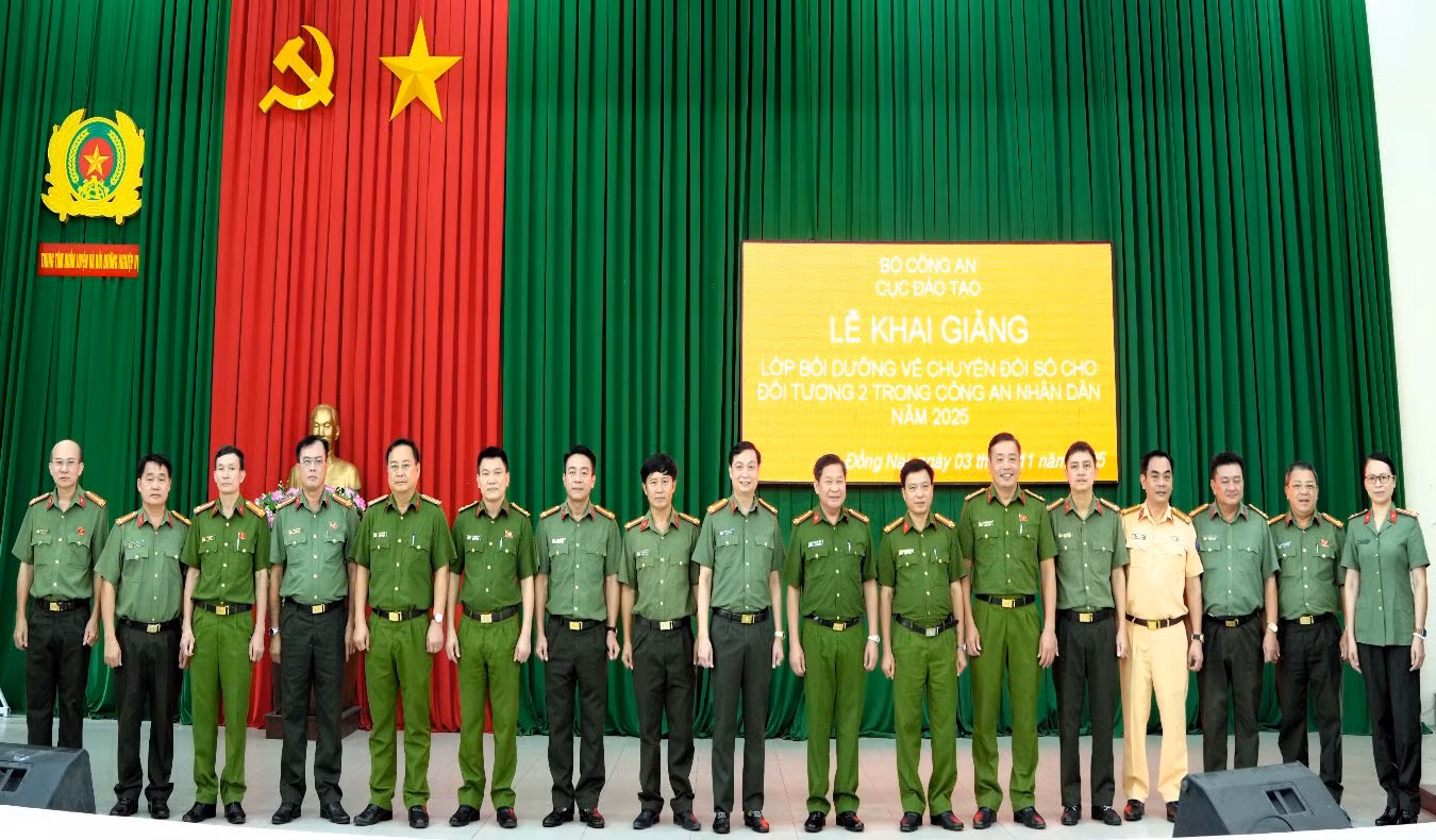 Gần 200 cán bộ, chiến sĩ Công an được bồi dưỡng kiến thức về chuyển đổi số -0