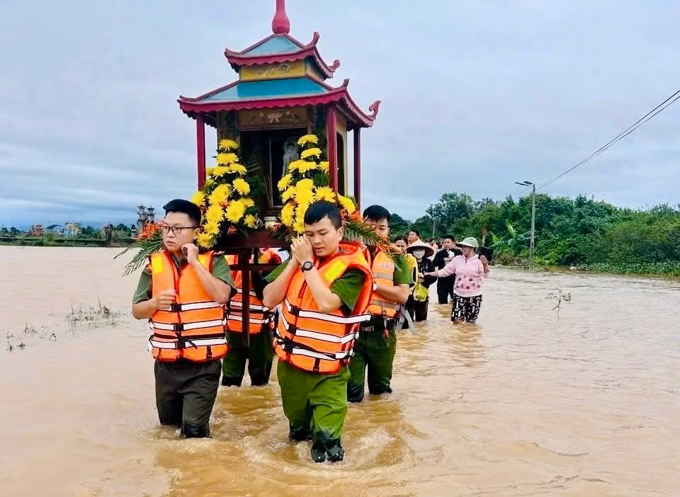 Công an Quảng Trị căng mình giữa mưa lũ, bảo vệ an toàn cho người dân -0
