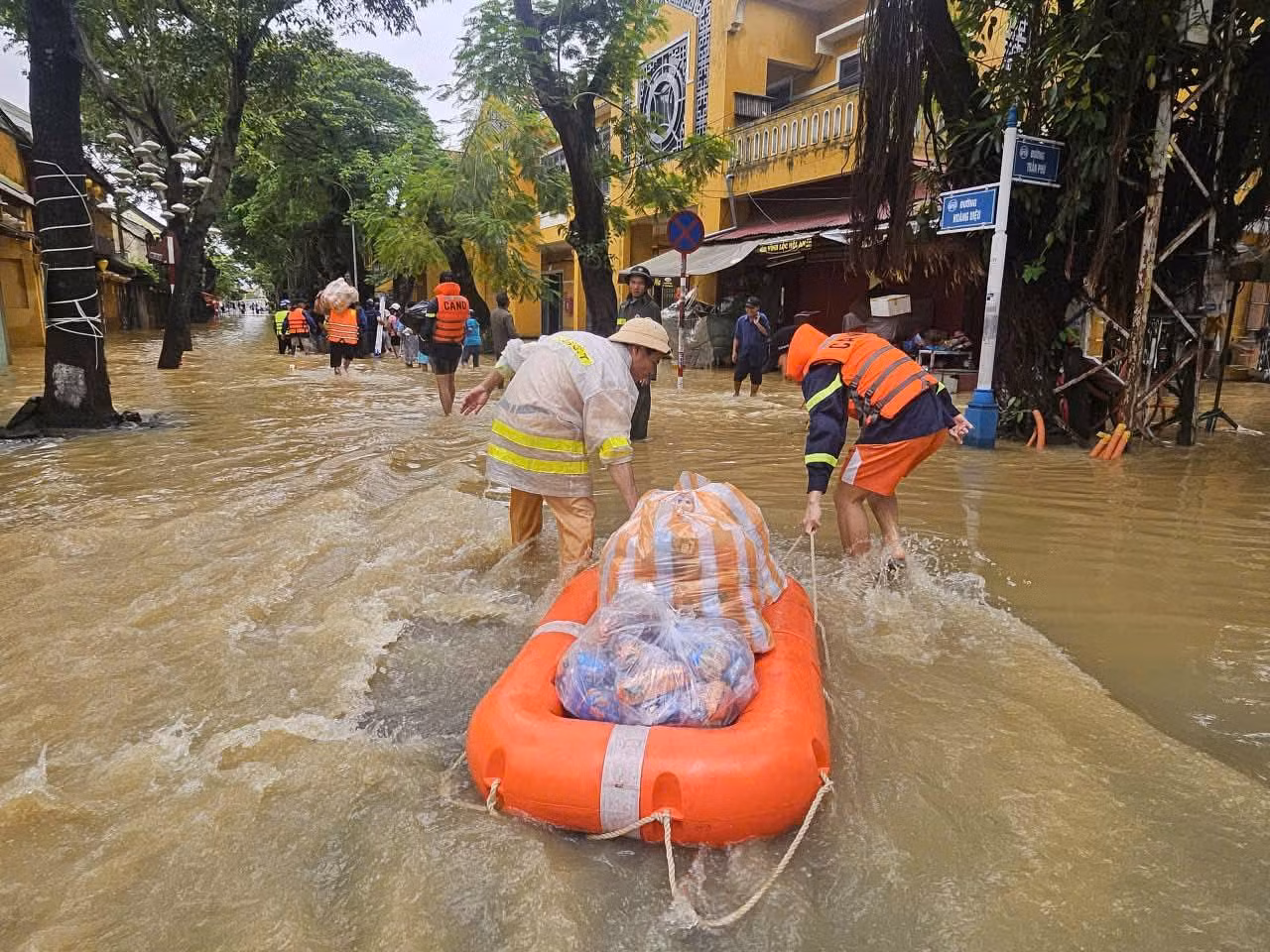 Công an Đà Nẵng tiếp tục mang quà của Bộ Công an đến với bà con, cán bộ chiến sĩ vùng lũ -0