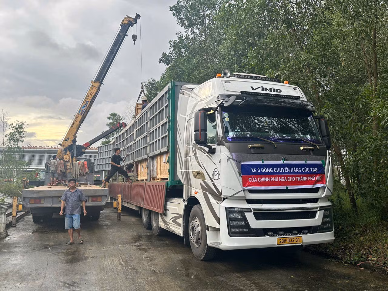 TP Huế phân phối hàng chục tấn hàng viện trợ khẩn cấp của Chính phủ Liên bang Nga đến người dân bị ngập lụt -0