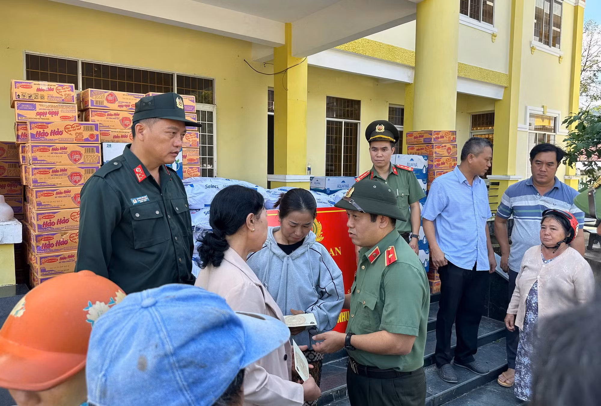 Ấm áp nghĩa tình 60 tấn hàng cứu trợ của Bộ Công an đến với người dân vùng bão lũ Đắk Lắk, Gia Lai -0