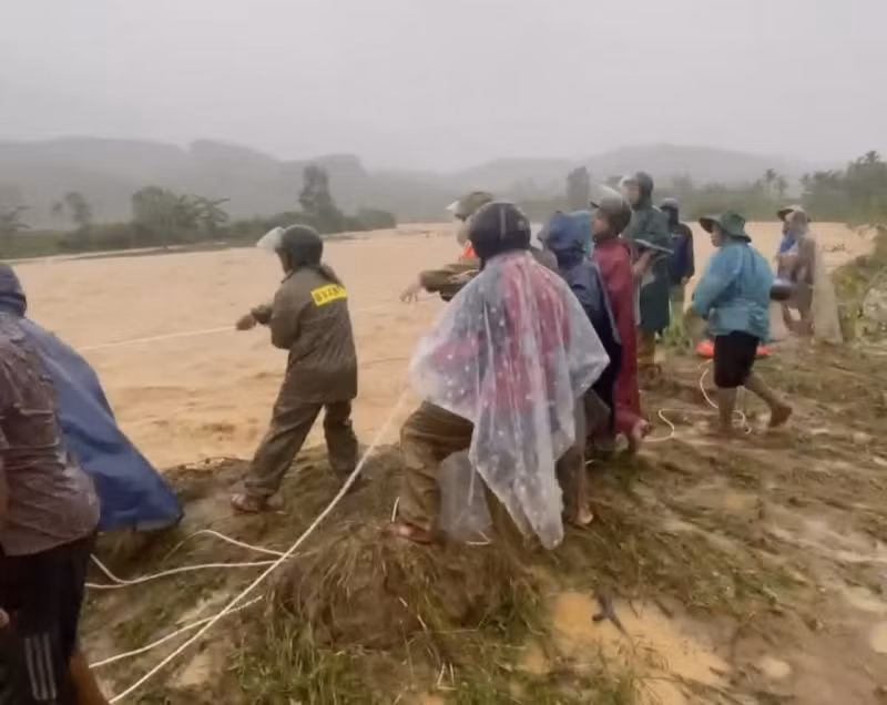 Thủ tướng chỉ đạo khẩn ứng phó với bão số 13 và mưa lũ sau bão -0
