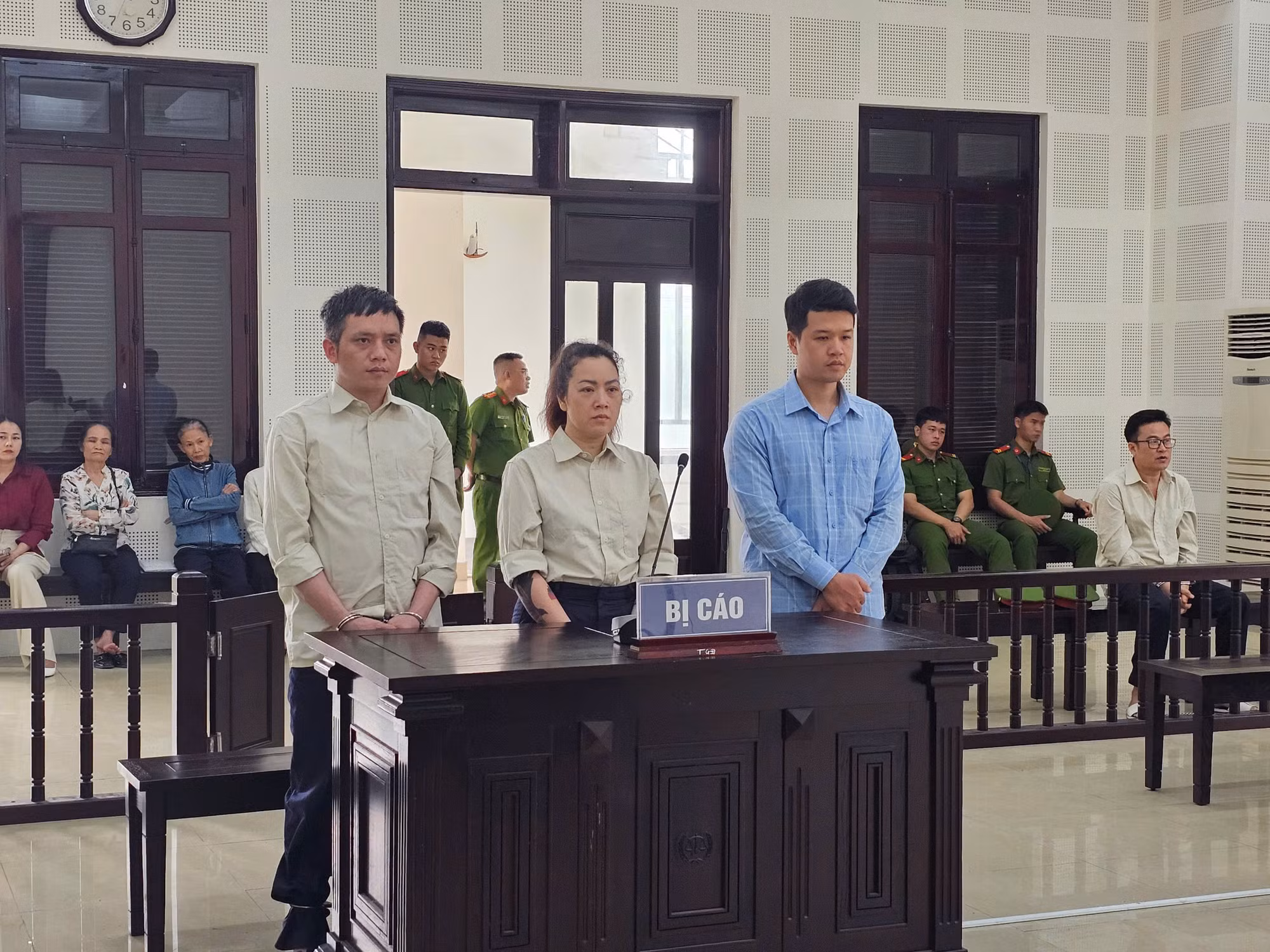 Xét xử nhóm làm thị thực ‘chui’ xuất cảnh người sang châu Âu để thu EURO -0