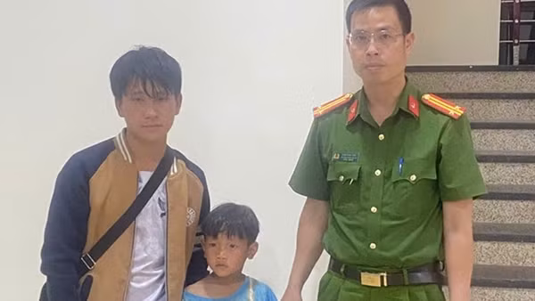 Công an xã Phiêng Ban giúp đỡ cháu bé đi lạc về với gia đình