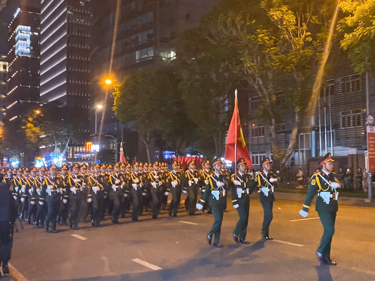 Hình ảnh hợp luyện diễu binh, diễu hành tại đường Lê Duẩn -0