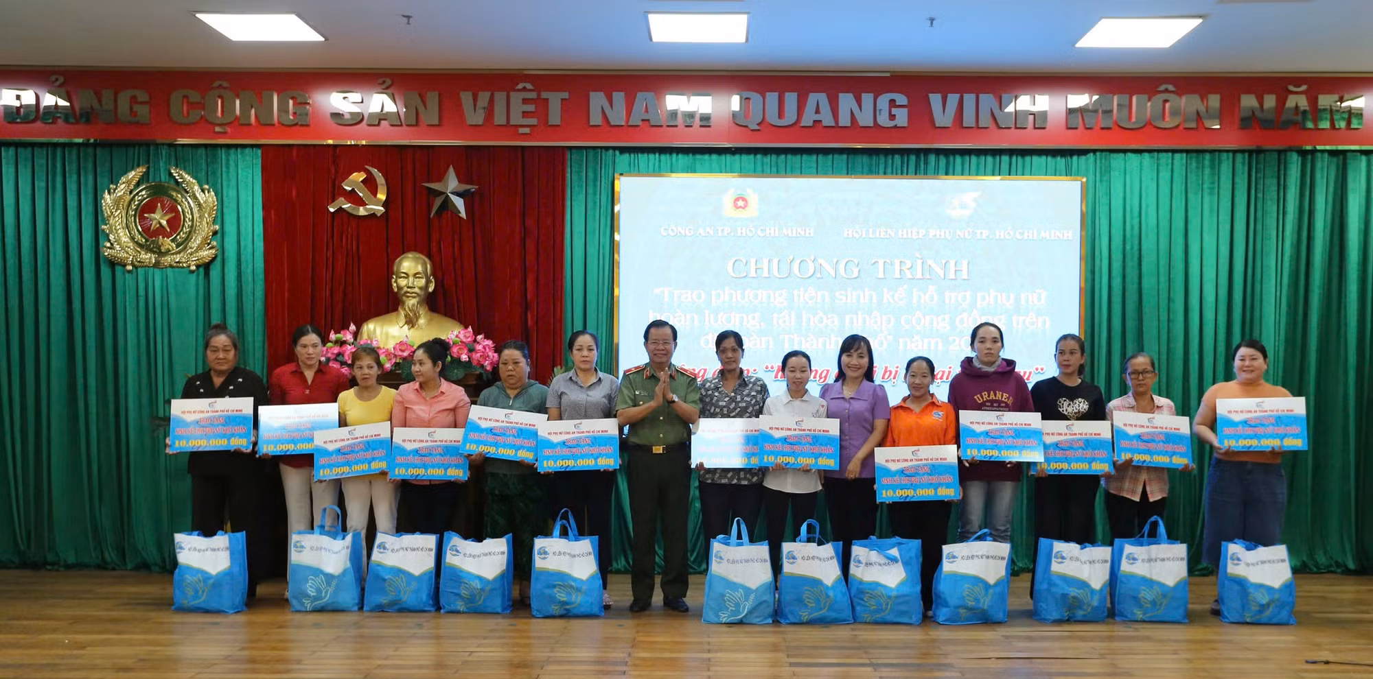 Trao phương tiện sinh kế cho phụ nữ hoàn lương, tái hòa nhập cộng đồng -3