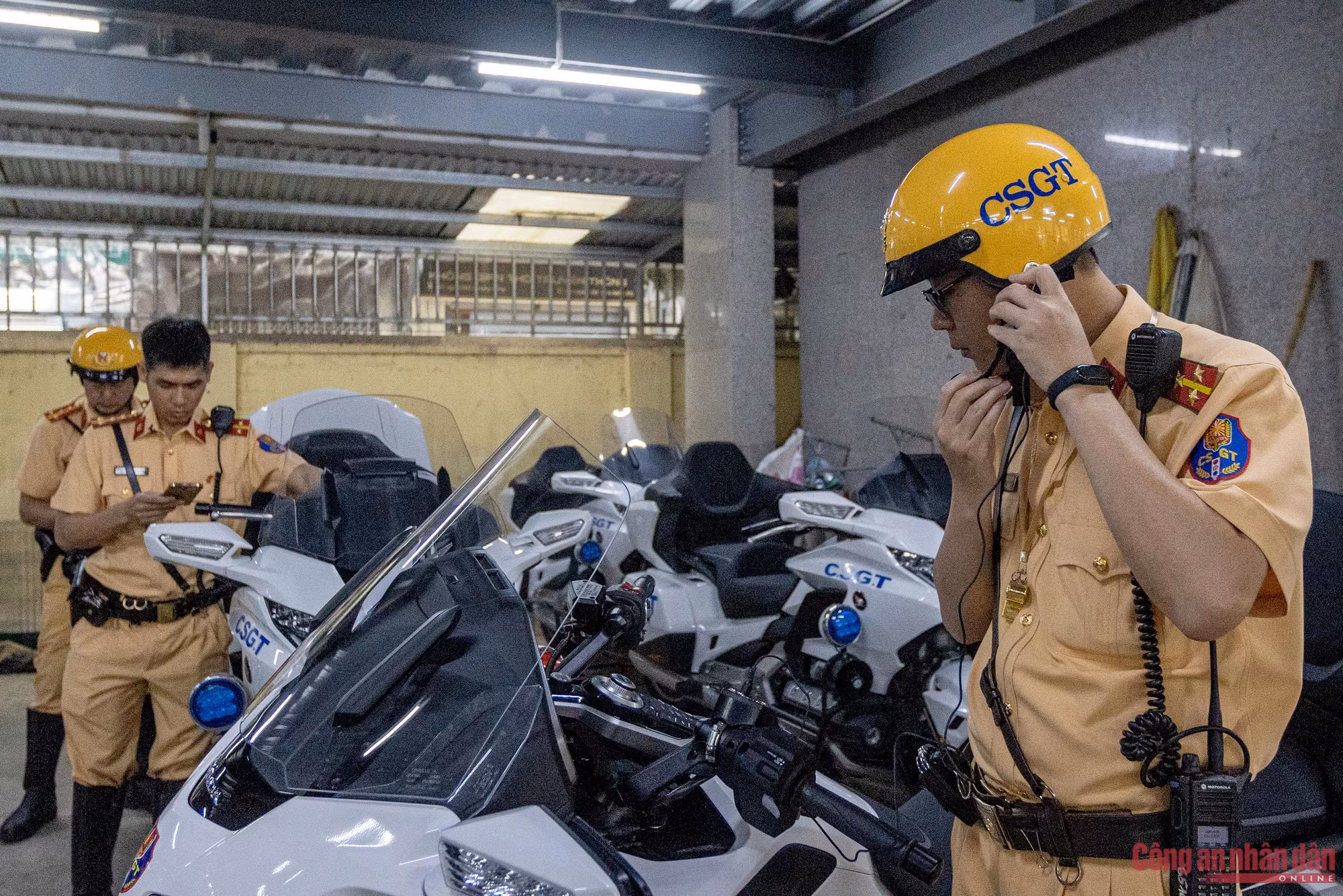 Công an Hà Nội tập luyện trong mưa, bảo đảm an toàn tuyệt đối các đoàn khách quốc tế -0