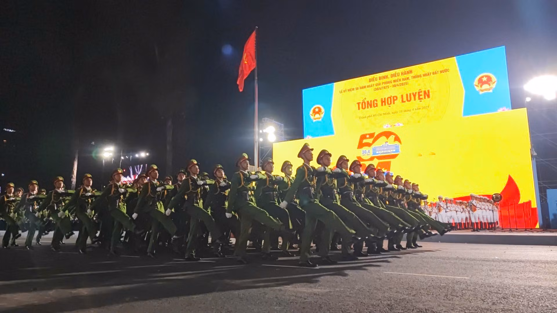 Hình ảnh hợp luyện diễu binh, diễu hành tại đường Lê Duẩn -4