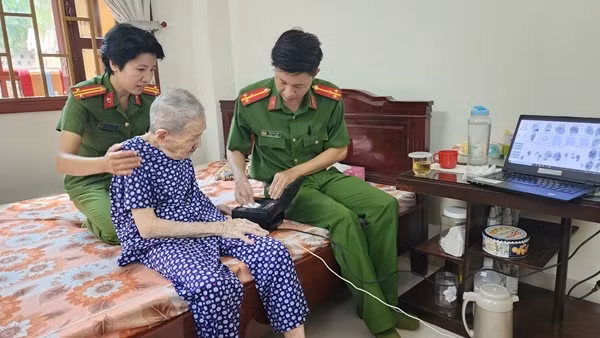 Công an phường đến nhà làm căn cước cho người già, người tàn tật