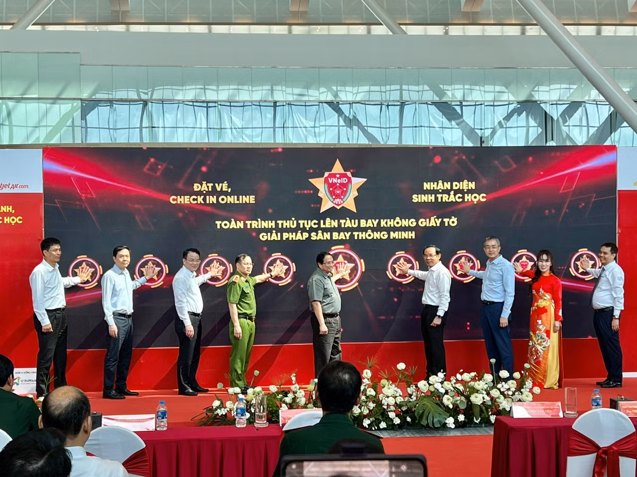 Làm thủ tục chuyến bay qua VNeID tại sân bay Tân Sơn Nhất -0