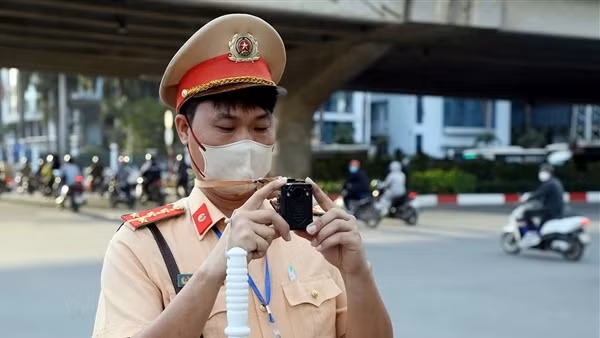 Camera giám sát siêu nhỏ giúp CSGT xử lý xe máy vượt đèn đỏ, đi ngược chiều