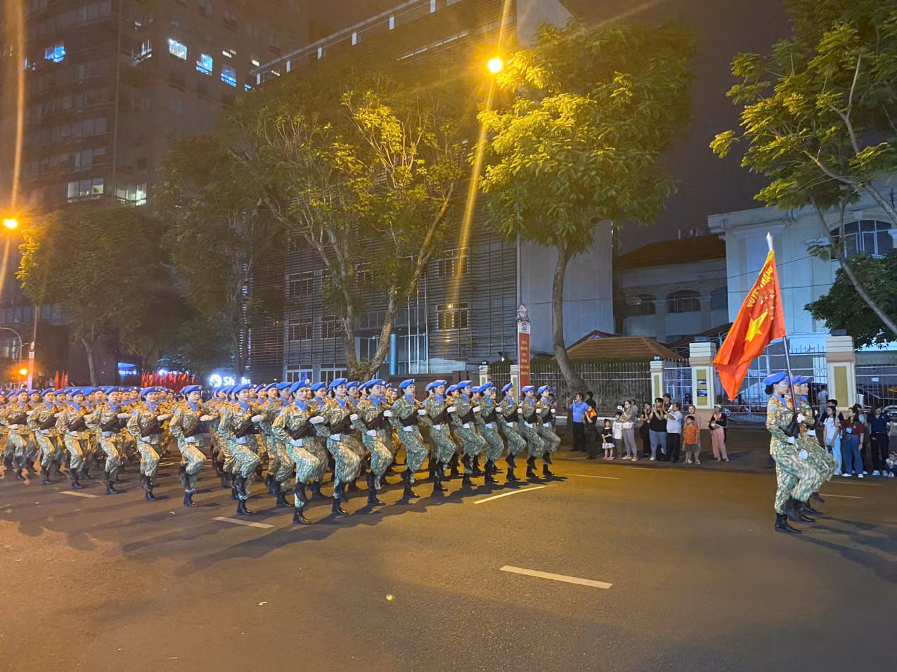 Hình ảnh hợp luyện diễu binh, diễu hành tại đường Lê Duẩn -8
