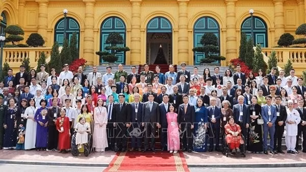 Chủ tịch nước Lương Cường gặp mặt các nhân vật trong chương trình 'Việc tử tế'