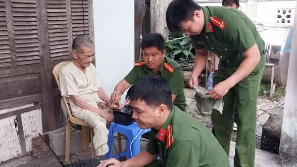 Công an ra đảo Cù Lao Chàm phục vụ dân làm căn cước