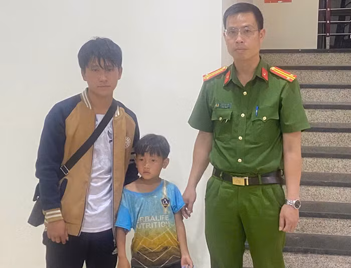 Công an xã Phiêng Ban giúp đỡ cháu bé đi lạc về với gia đình -0