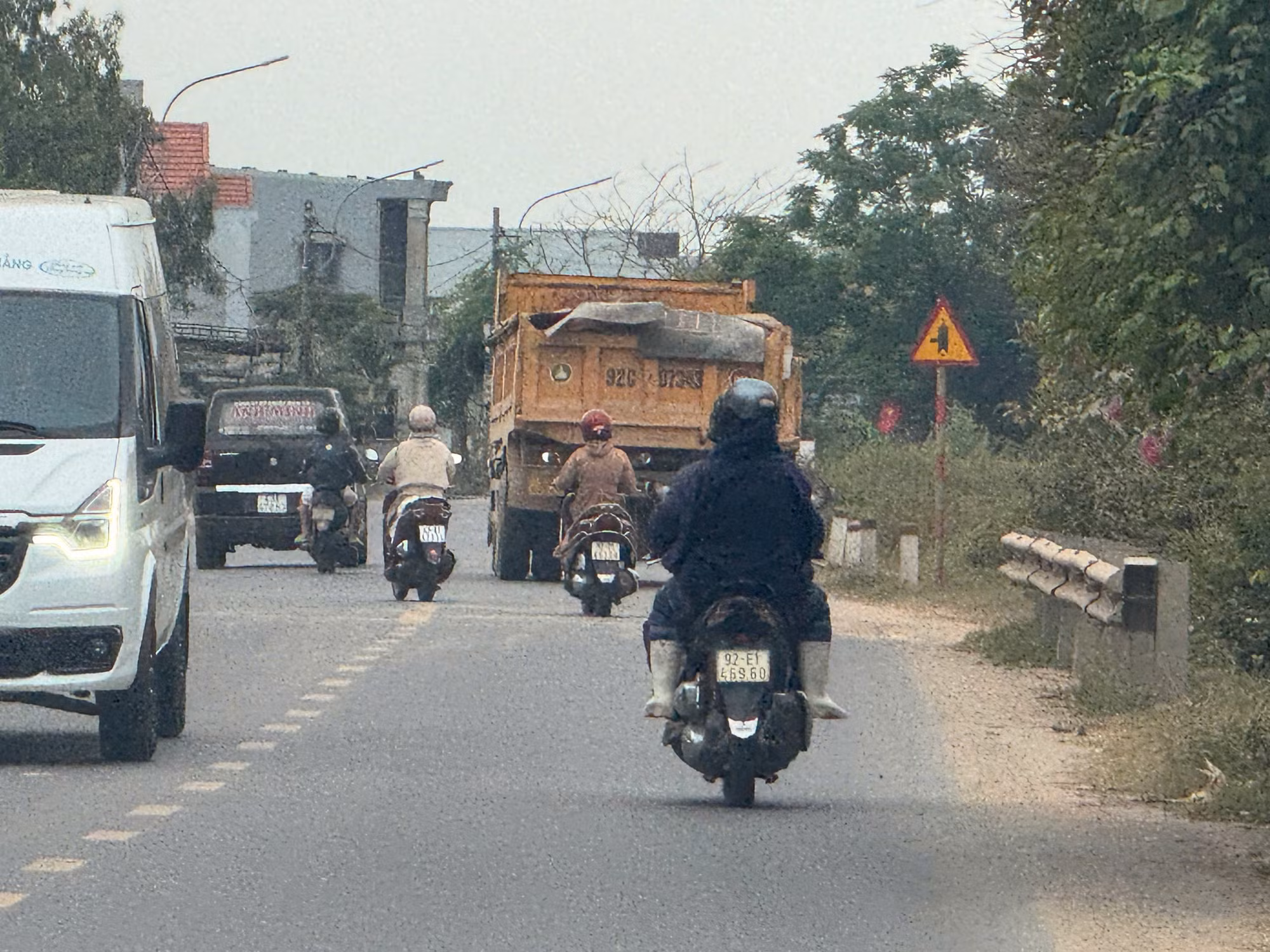 Công an vào cuộc vụ đoàn xe biển số Quảng Nam “múc trộm” đất dự án tại Đà Nẵng -1
