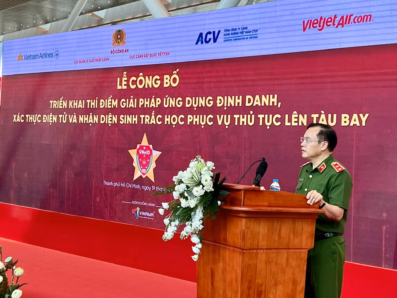 Làm thủ tục chuyến bay qua VNeID tại sân bay Tân Sơn Nhất -0