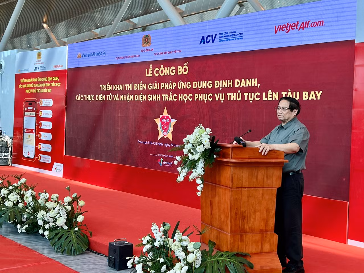 Làm thủ tục chuyến bay qua VNeID tại sân bay Tân Sơn Nhất -0
