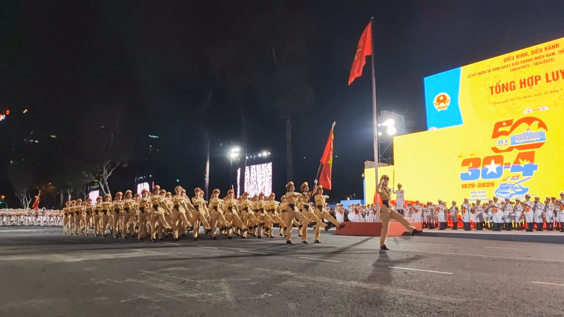 Hình ảnh hợp luyện diễu binh, diễu hành tại đường Lê Duẩn -3