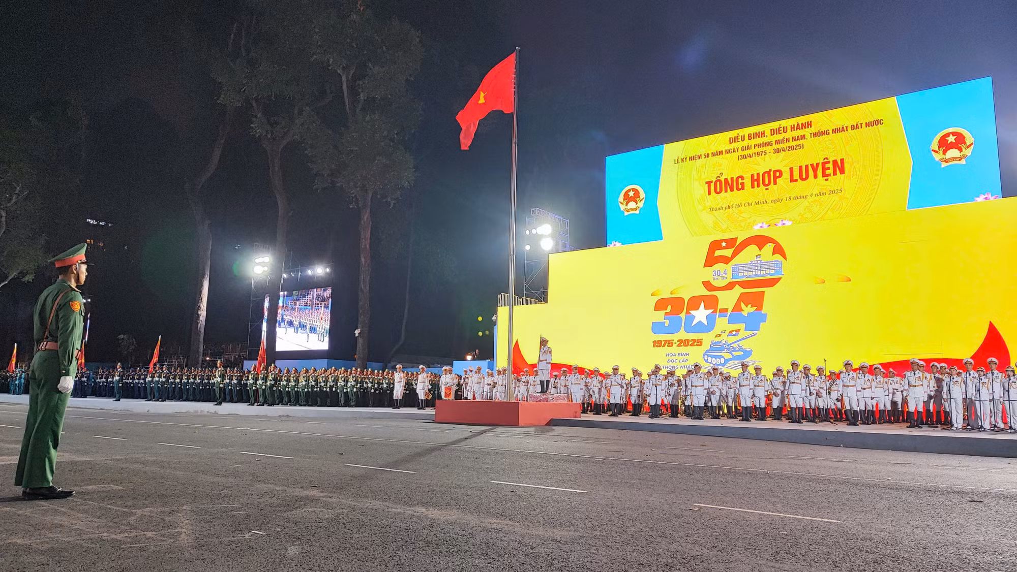Hình ảnh hợp luyện diễu binh, diễu hành tại đường Lê Duẩn -0