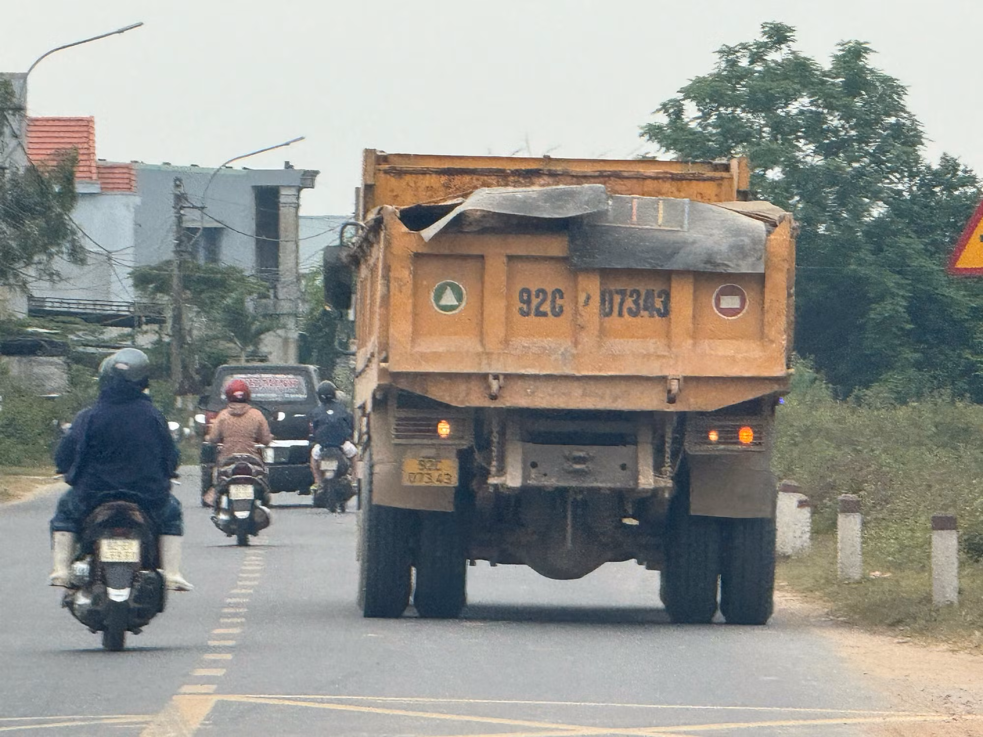 Công an vào cuộc vụ đoàn xe biển số Quảng Nam “múc trộm” đất dự án tại Đà Nẵng -1