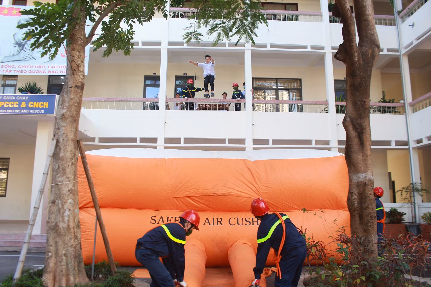 Hơn 100 cán bộ, chiến sĩ tham gia diễn tập ứng phó với biến đổi khí hậu, phòng chống thiên tai và tìm kiếm cứu nạn -0