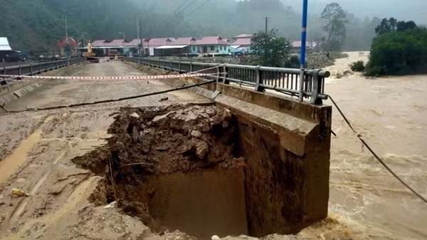 Mưa lũ miền Trung làm 4 người chết, hơn 23.600 ngôi nhà bị ngập