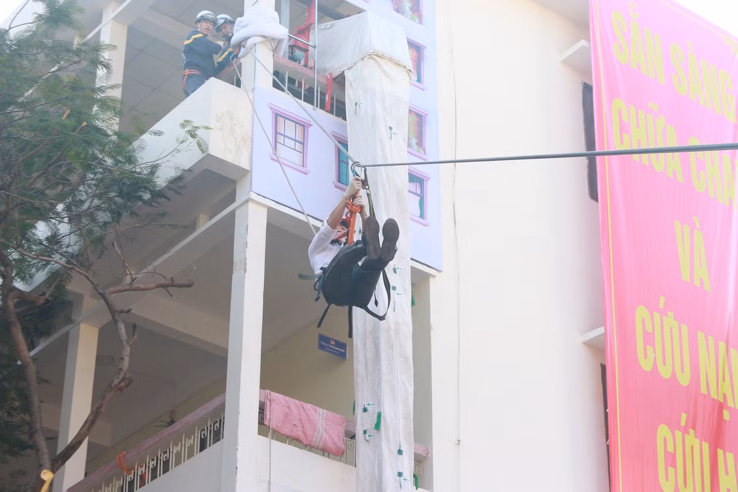 Hơn 100 cán bộ, chiến sĩ tham gia diễn tập ứng phó với biến đổi khí hậu, phòng chống thiên tai và tìm kiếm cứu nạn -1
