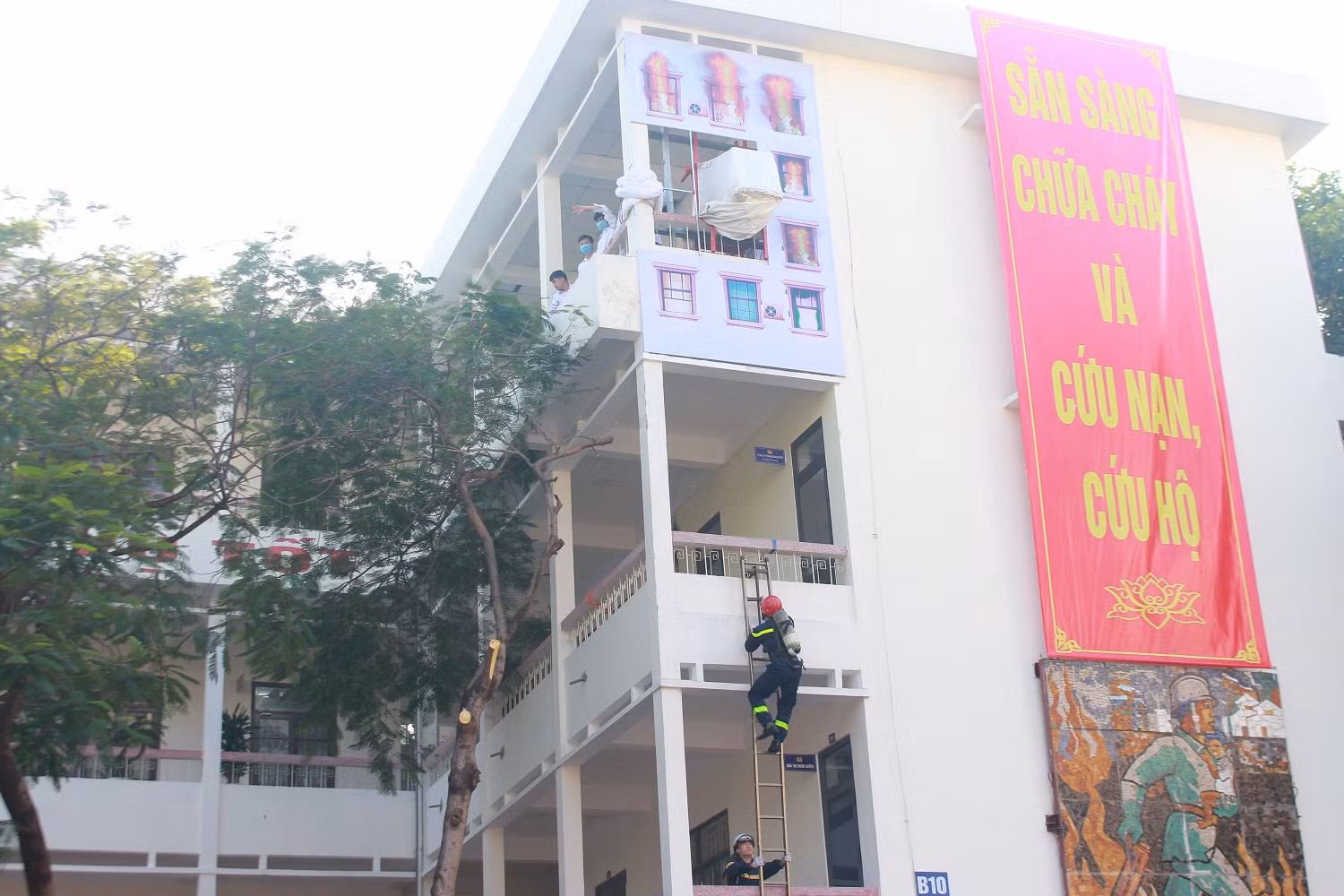 Hơn 100 cán bộ, chiến sĩ tham gia diễn tập ứng phó với biến đổi khí hậu, phòng chống thiên tai và tìm kiếm cứu nạn -0