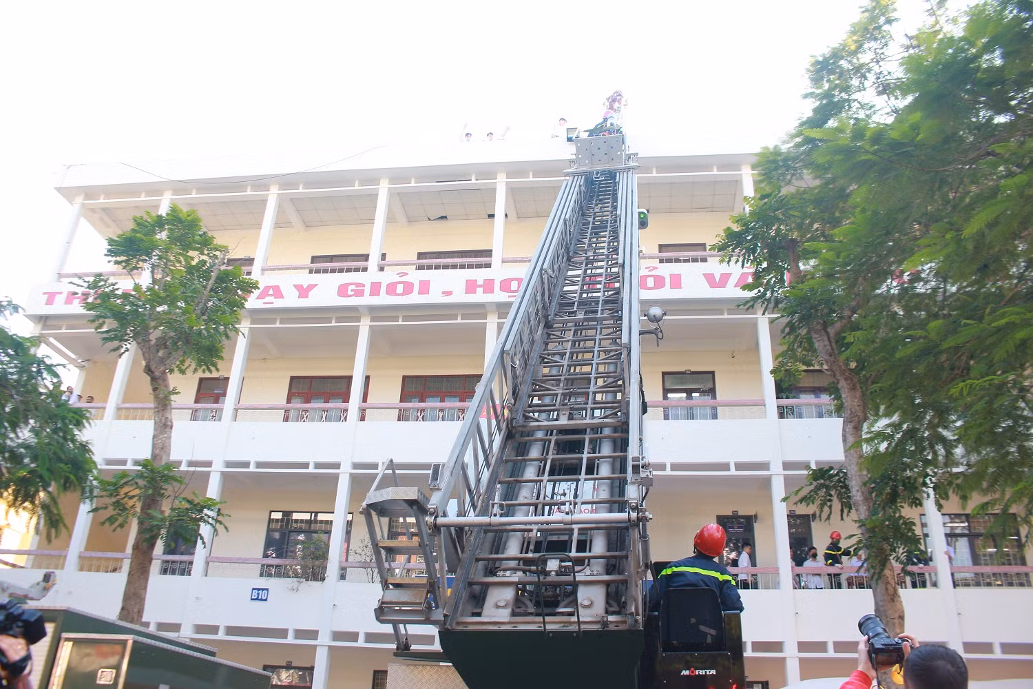 Hơn 100 cán bộ, chiến sĩ tham gia diễn tập ứng phó với biến đổi khí hậu, phòng chống thiên tai và tìm kiếm cứu nạn -0