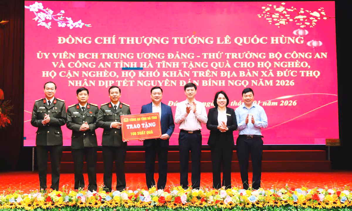 Thứ trưởng Lê Quốc Hùng tặng quà tết cho các hộ nghèo tại Hà Tĩnh -0
