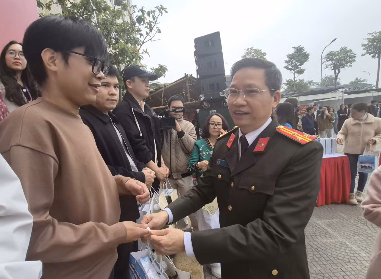 160 suất quà trao cho đoàn viên, lao động khó khăn trong CAND tại chương trình “ Tết sum vầy