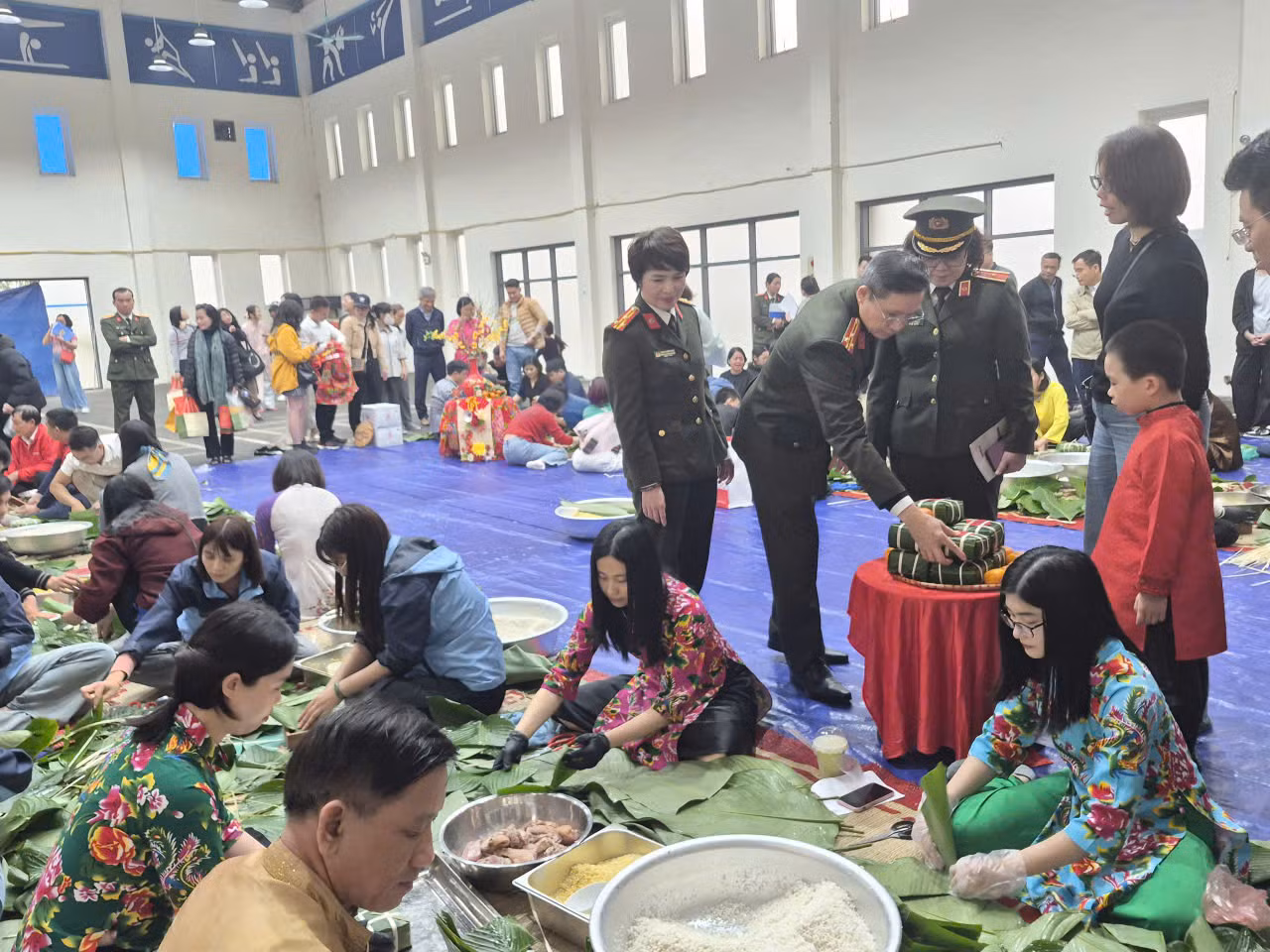 160 suất quà trao cho đoàn viên, lao động khó khăn trong CAND tại chương trình “ Tết sum vầy