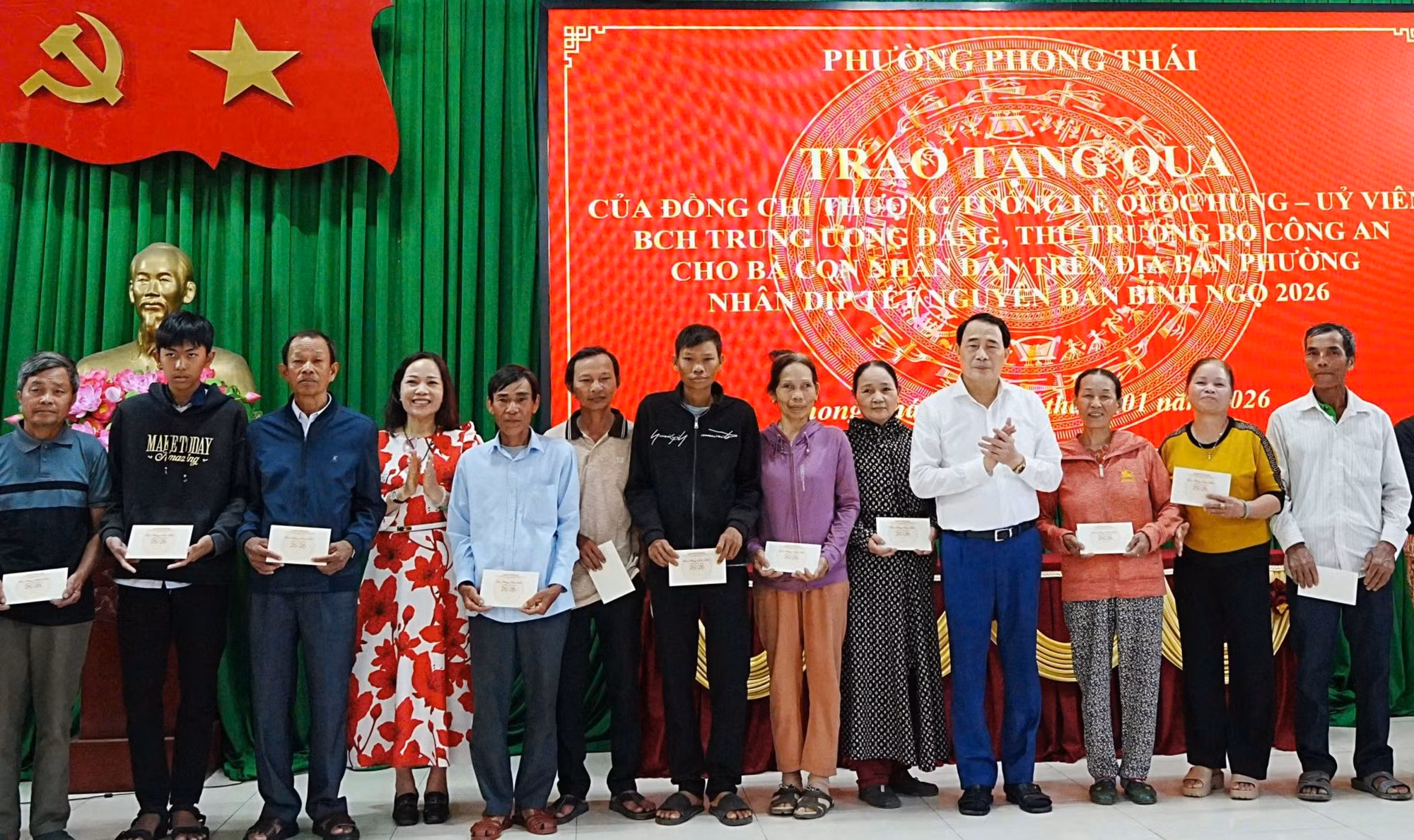 Thứ trưởng Lê Quốc Hùng trao tặng quà Tết cho người dân có hoàn cảnh khó khăn ở Huế -0