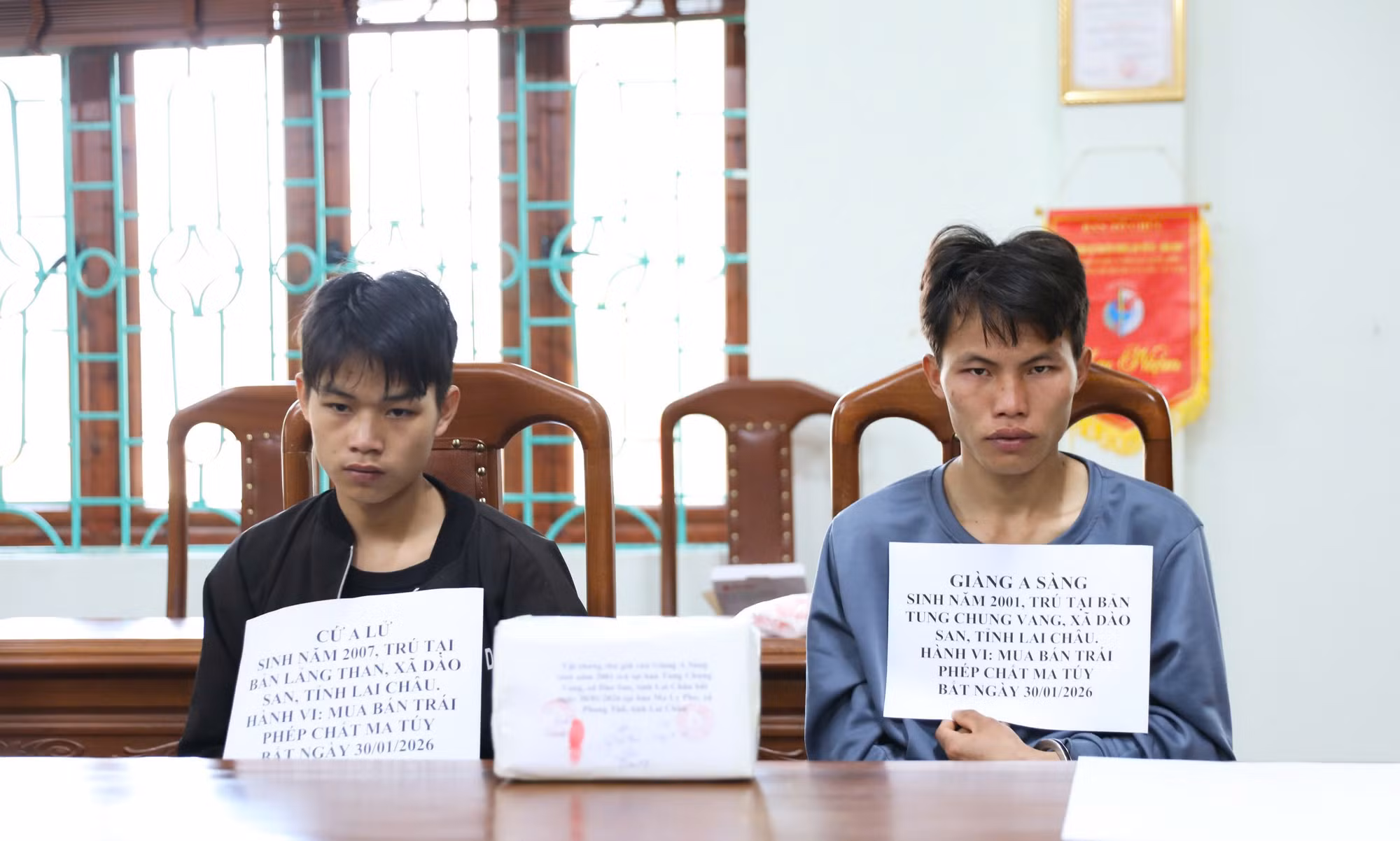 các đối tượng cùng tang vật của vụ án tại cơ quan công an..jpg -0