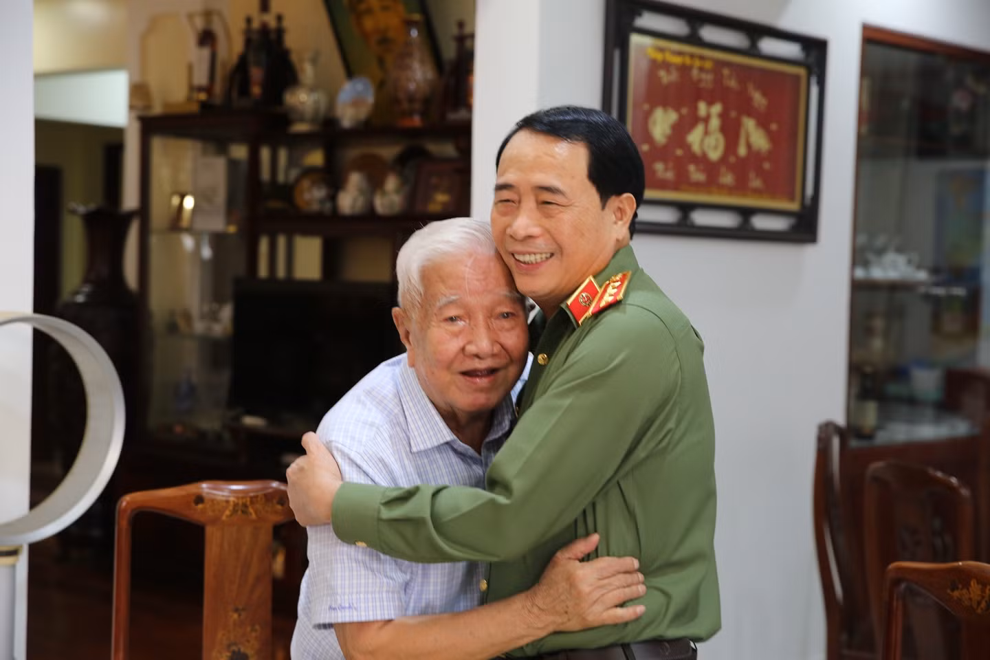Thứ trưởng Lê Quốc Hùng thăm hỏi, chúc Tết gia đình các đồng chí nguyên lãnh đạo Bộ Công an -1