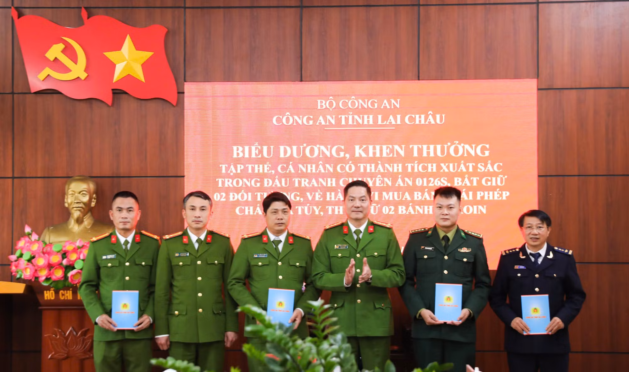 đại tá phạm hải đăng – phó giám đốc công an tỉnh lai châu trao thưởng cho các tập thể có thành tích xuất sắc trong đấu tranh, triệt phá chuyên án 0126s..jpg -0